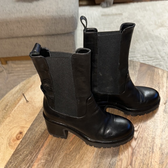 Worn Once. Size 37 ANTHROPOLOGIE BLACK LEAGHER PLATFORM CHELSEA BOOTS - Picture 5 of 6